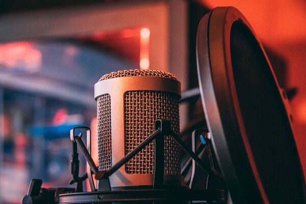 【意外と知らない】音楽の歴史を変えた発明とは？マイク・録音技術・オートチューンの進化｜オンラインボイトレVOCAL MASTER